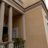 Il loggiato � delimitato nella parte esterna da quattro colonne affiancate da balaustre e internamente dalla parete dell�edificio, nella quale sono ricavate due finestre